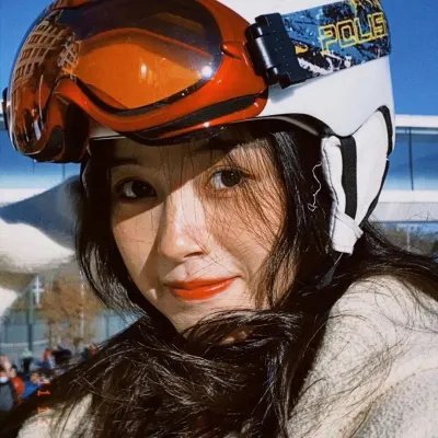 黑白照片的少女